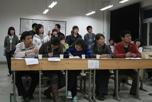CDATA[
2009年4月23日晚,我系教育技术学专业08级本科班在4402教师组织了一次班级辩论赛活动。
本次辩论赛主题:老员工经商的利弊
正方观点:老员工经商利大于弊;
反方观点:老员工经商弊大于利。
4月23日晚6:30分,辩论赛正式开始。辩论赛设主持人一名,工作人员两名,双方辩手各四名,并且由班上同学自发组成拉拉队,参与到群众讨论中。辩论会邀请到物理系的李先铭老师、万里老师、李远航老师,以及教育技术专业05级本科班李晓庆和刘晓莉两位同学,共5人担当评委。在辩论过程中,双方辩手能够在占有大量文献资源的基础上,维护本方观点,文明、礼貌的展开对于问题的交流与讨论。同时,设计了群众提问环节,使得对该问题感兴趣的同学都可以参与到交流中来。 通过这次辩论会,大家对老员工经商这一在员工中的热点问题进行了比较深入的交流,明确了大学四年经历的主要方向和内容,能够正确认识经商(如发放传单、担任家教等活动)在老员工活中的地位和作用,对今后正确、安全的从事这类活动形成了自己的观点和看法。
将近1个钟头的辩论会现场气氛热烈。辩手们的精彩表现,灵活的机智,以及幽默的语言博得了现场观众多次掌声。
最后,由李先铭老师对辩论进行点评。李先铭老师肯定了双方辩手的充分准备和临场表现,并对辩论技巧、语言运用等问题给选手提出了建议。
经过评委老师的仔细考察,最后反方获得本次辩论会的胜利,陈倩同学获得最佳辩手称号。
![