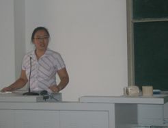 CDATA[
2007
年
9
月
27
日
,由我系教育技术专业秦丹老师主持的《充实自我,做信息时代合格的师范生》讲座作为学校“阳光讲堂”的系列活动在第三阶梯教室开讲。
秦
老师从信息化社会的变革谈起,联系同学们的学习生活描述了信息化社会中教育领域发生的种种变化,使同学们在自己的生活体验中理解了什么是信息化环境中的现代教育。随后,
秦
老师给大家逐一介绍了 “信息检索技术:Google与Baidu; 资源管理技术: Igooi 、Mypip与5135;表达展示技术: PowerPoint; 实践反思技术:Weblog; 探究教学技术:WebQuest; 思维汇聚技术:Concept Map”这些小软件实用、精致,扩展了大家的视野,也使同学们深刻体会到信息技术所带来的优势和便利。
![